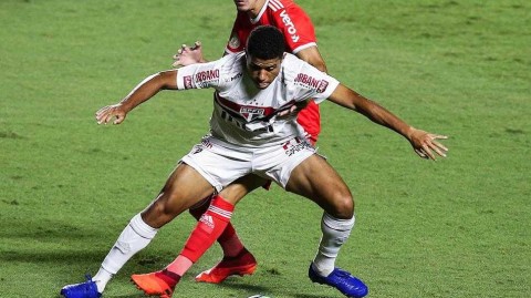 巴甲榜首大战：巴西国际客场五球狂胜圣保罗，年轻锋霸闪耀莫伦比