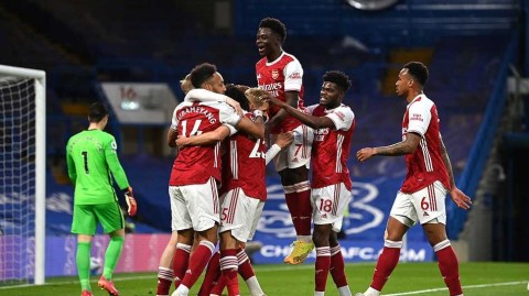 斯坦福桥的蓝桥遗梦：一张“大礼”与十七年的等待，枪手客场掀翻蓝军