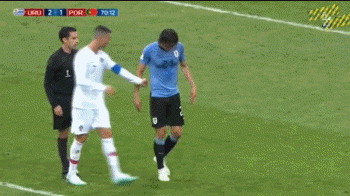 绿茵双雄泪与拥：梅西和C罗用青春写下的感动瞬间