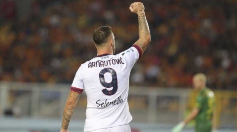 意甲收官激战：莱切主场惜败博洛尼亚，绿茵场定格热血瞬间