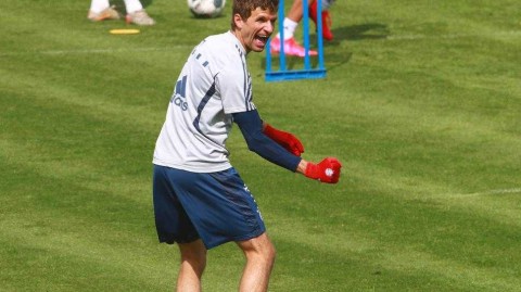 疫情期间的绿茵阳光：拜仁慕尼黑恢复训练，穆勒与队友挥汗备战