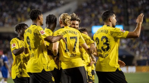 蓝军黄黑军握手言和 季前友谊赛演绎绿茵温情