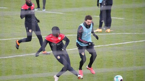 寒夜孤光下的铁血备战：斯图加特主场首胜的野望