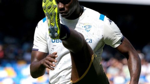 巴洛特利的隔离生活太疯狂：不会做饭挖墙吃纸，两个月没碰球直言已变废人