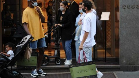 米兰城温馨一幕：恰尔汉奥卢家与邓弗里斯家街头偶遇，两家人热聊