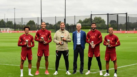 教授驾到！温格亲赴安菲尔德为克洛普与红军众将加冕