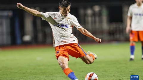 青春风暴改写格局——山东泰山客场2-1逆转津门虎，新老交替中的争冠宣言