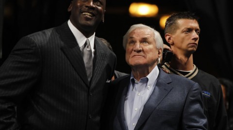 乔丹入选北卡体育名人堂，深情致敬恩师再聚首