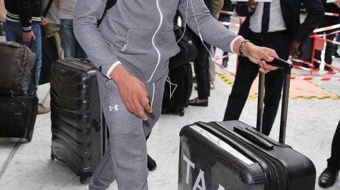 少年游侠：欧冠新王加冕后，阿诺德独自踏上归途