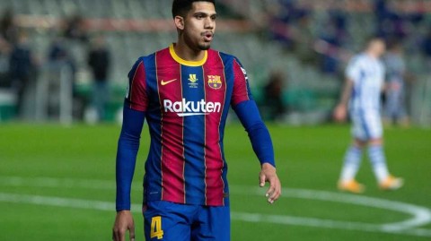 巴萨铁卫重伤虚惊一场！阿劳霍脚踝严重扭伤 未来一个月将缺席关键战役