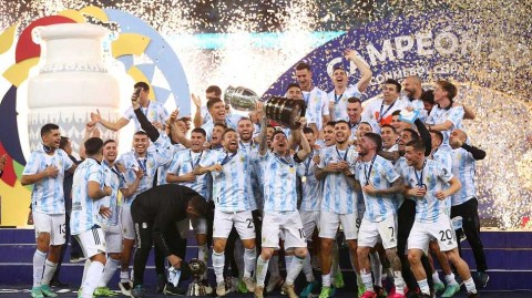 潘帕斯雄鹰终翱翔：梅西高举美洲杯，阿根廷历经沧桑终圆梦