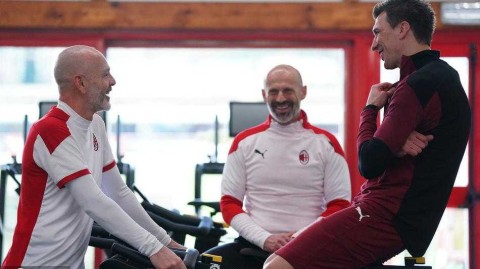 曼朱基奇亮相米兰内洛：红黑军团的“斗牛士”新篇章