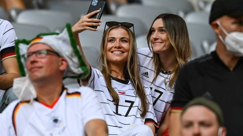 德意志的十二时辰：看台上太太团的欢呼与最后的落寞