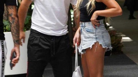 绿茵富豪的闲暇时光：阿奎罗与女友迈阿密奢侈血拼记