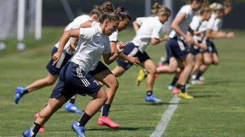 斑马军团巾帼志 尤文图斯女队盛夏集结备战