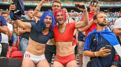 欧洲杯赛场边的另类风景线：那些为足球痴狂的“女装大佬”们