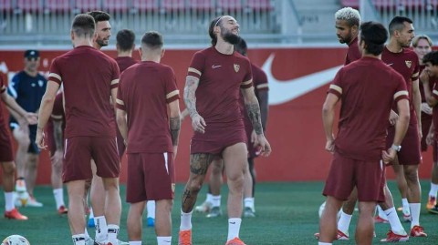 塞维利亚新赛季起航：皮斯胡安球场外的汗水与希望