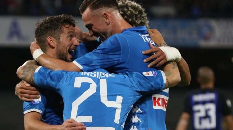 意甲焦点战：那不勒斯主场四球大胜国际米兰，蓝黑军团跌出前三