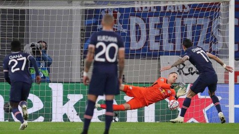 复仇之夜：莱比锡红牛击退十人巴黎，报欧冠半决赛一箭之仇