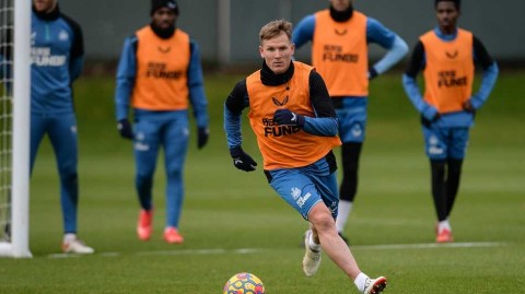 纽卡斯尔联队赛前训练纪实：圣詹姆斯公园的专注与汗水