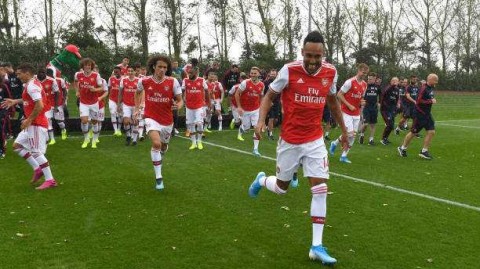 枪手时光机：厄齐尔呆萌出镜，回看阿森纳201920赛季全家福