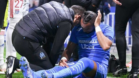 法甲赛场再曝丑闻：帕耶遭水瓶袭击，里昂马赛焦点战演变为闹剧