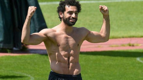 王者归来！利物浦训练场晒阳光 萨拉赫赤膊上阵秀劲爆体格