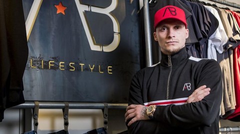 荷兰球星布特纳自创服饰品牌 故乡杜廷赫姆开启时尚新篇章