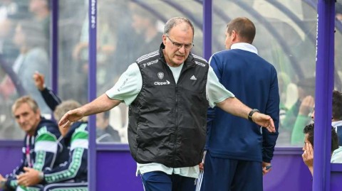 利兹联的教父继续掌舵：“疯子”贝尔萨续约一年，白玫瑰新赛季再添狂想曲