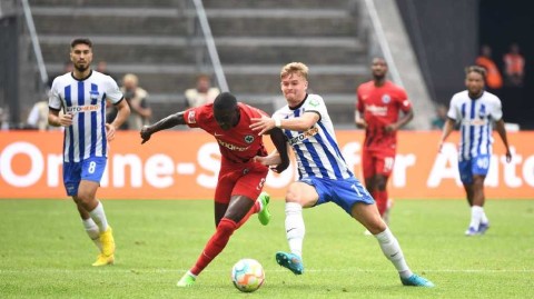 柏林奥林匹克球场激战：赫塔与法兰克福上演德甲首分对决