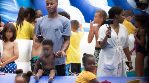 斯特林假期变身超级奶爸 绿茵场外父爱满满