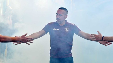 刀疤战士的亚平宁新篇章：里贝里空降萨勒尼塔纳亮相仪式回顾