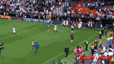 欧联杯火爆一瞬：枪手旧将重拳袭面，队友反目老队长挺身劝架