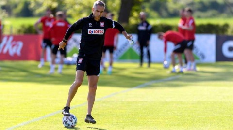 波兰国家队备战欧洲杯 主教练索萨秀脚法点燃训练场