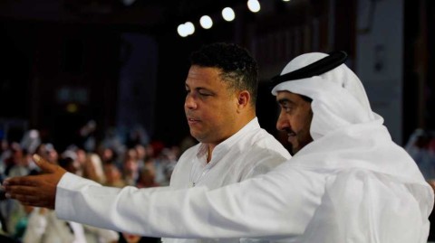 绿茵传奇再聚首：罗纳尔多与加图索迪拜热聊，共话足球往昔