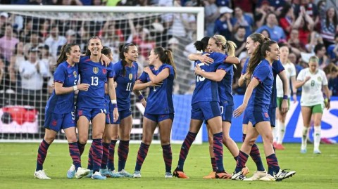 巾帼绿茵争锋记：星条旗与三叶草的友谊对决