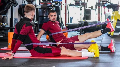 米兰城下的最后号角：红黑军团欧联杯前夜的备战影像