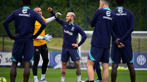 蓝黑军团科莫湖畔厉兵秣马