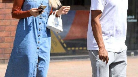 夏日漫步默西塞德，利物浦球星张伯伦与歌星女友的爱恋篇章