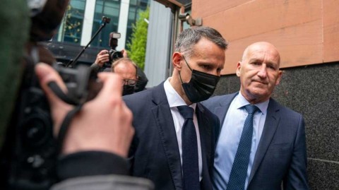 曼联传奇吉格斯首度出庭，坚决否认袭击与 coercive 控制前女友等多项罪名