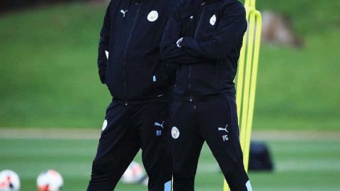 曼城训练场惊现“瓜帅”复制人 时尚教头率队备战新赛季