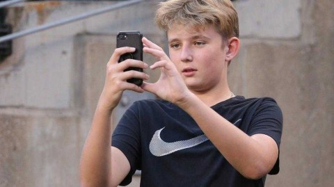 巴伦·特朗普看台观战马德里德比 少年风华正茂引热议