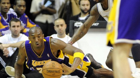 科比倒地妙传创经典，二零零九湖人客场险胜奇才