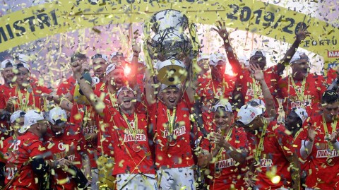 胜利之外的和局：布拉格德比定格赛季收官战