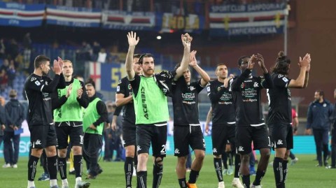 灯塔城德比战平局 保级路上双双挣扎