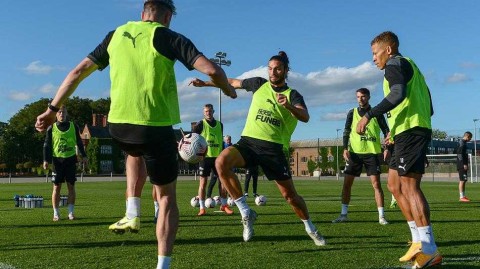 约克郡骄阳下的重启号角 纽卡斯尔联厉兵秣马静待新赛季