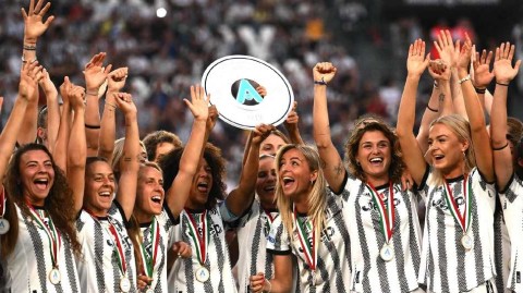 尤文图斯女足主场欢庆意甲五连冠伟业