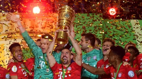 德国杯决赛：莱万梅开二度，拜仁慕尼黑加冕双冠王