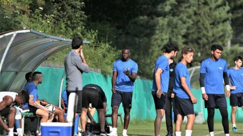 巴神驾到，土耳其新篇章：马里奥·巴洛特利亮相阿达纳德米尔体育首训纪实