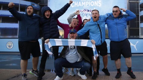 藍月當空：曼城英超封王瞬間，數千球迷淚目慶賀這來之不易的冠軍